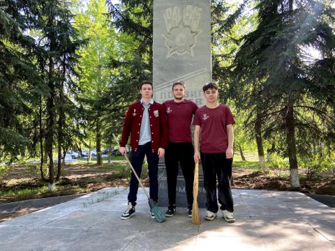 Активисты КФУ провели субботник у памятника героям Великой Отечественной войны