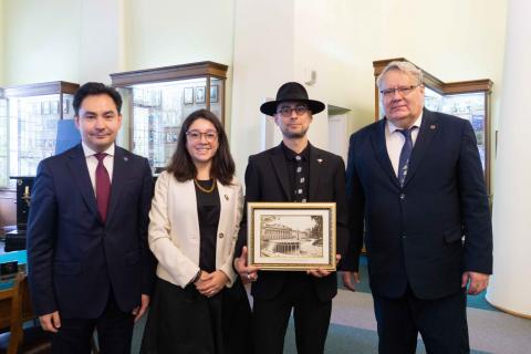 Посол Мексики в РФ встретился с руководством КФУ и сыграл Баха в Императорском зале