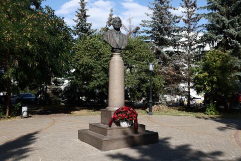 В КФУ возложили цветы к бюсту советского ученого, тридцатого ректора Казанского университета Михаила Нужина