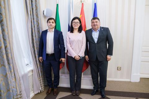 Ректор КФУ встретился с представителями «Изварино Фарма» и китайской компании Cygenta