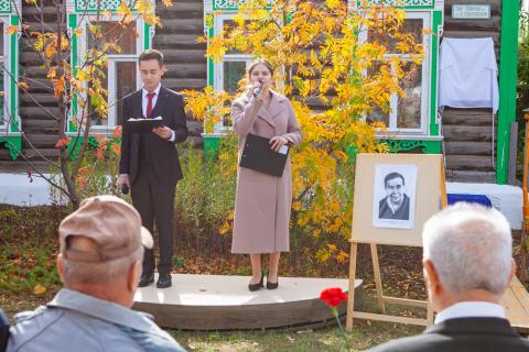 При участии Елабужского института КФУ открылась мемориальная доска в честь ученого-литературоведа Магинур Файзуллиной