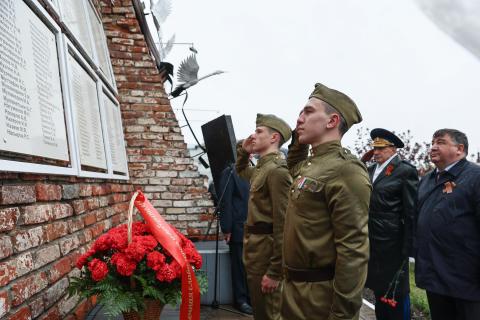 Ректорат КФУ в преддверии Дня Победы возложил цветы на Аллее Славы