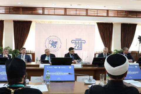 В КФУ при участии замминистра науки и высшего образования РФ обсудили «Религиозный мир против терроризма»