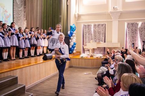 Более 100 выпускников «Университетской» попрощались со школой
