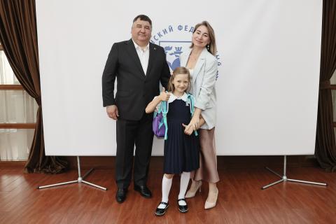 Ректор КФУ вручил будущим первоклассникам школьные наборы и портфели 
