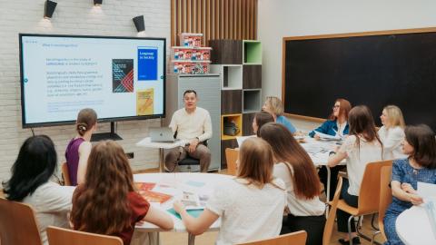 Снова в моде: доцент КФУ объяснил тренд на книжные клубы