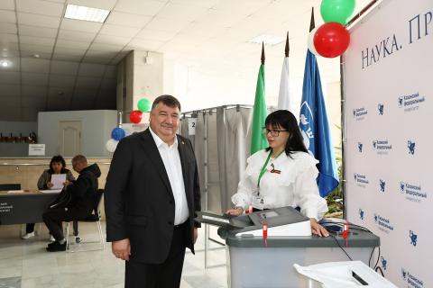 Ректор КФУ принял участие в голосовании на выборах Раиса Республики Татарстан