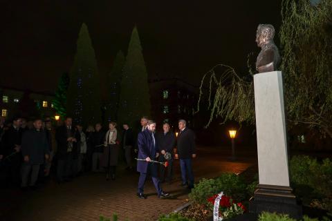 В КФУ возложили цветы к бюсту императора Александра I