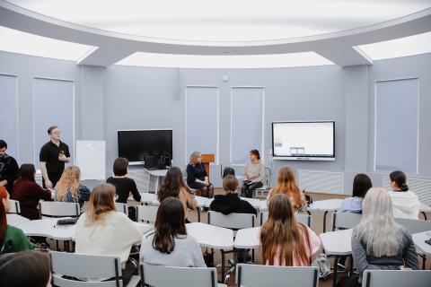 Волонтер СВО поговорила со студентами КФУ о милосердии