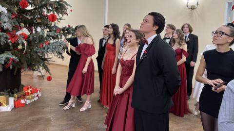 Первый новогодний бал в КФУ в 2025: вальсирующие пары, Дед Мороз, Снегурочка и живая ель