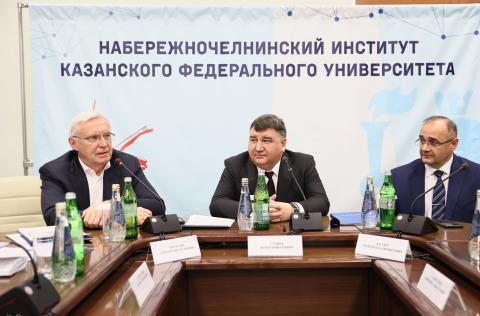 Ректор КФУ представил коллективу Набережночелнинского института нового директора