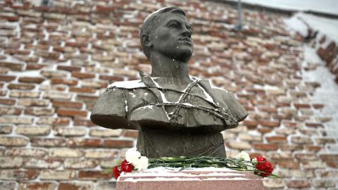 Цветы к бюсту Мусы Джалиля возложили в Казанском университете