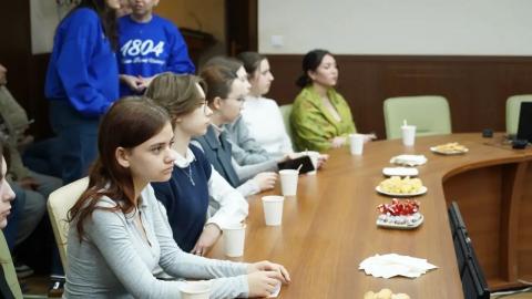 Одаренные школьники посетили институты КФУ и пообщались с директорами «без галстуков»