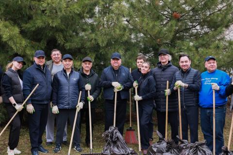 Ректорат КФУ вышел на традиционный весенний субботник