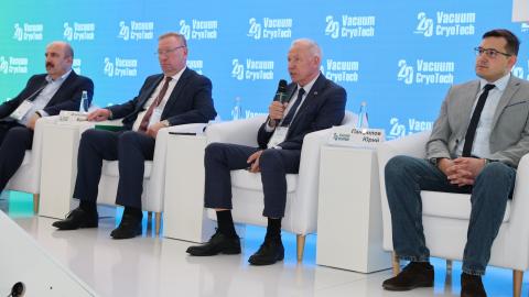 Ученый КФУ выступил на выставке VacuumCryoTech
