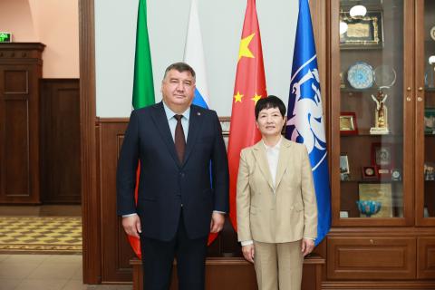 Ректор КФУ вице-президенту Гуанчжоуского института науки и технологий: «Потенциал взаимодействия между нашими вузами далеко не исчерпан»