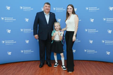 Ректор КФУ вручил будущим первоклассникам школьные наборы и портфели