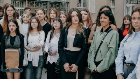 В КФУ рассказали о главных правилах подбора образа для мам на 1 сентября