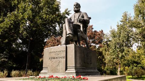 Представители КФУ возложили цветы к памятнику Бутлерову