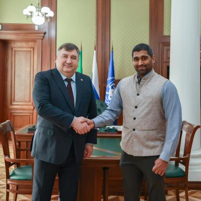 Ректор КФУ встретился с генконсулом Индии в Казани