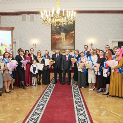 Ректор КФУ Ленар Сафин: «Женщины приносят в этот мир гармонию, нежность, красоту и самое сильное, чистое, бескорыстное чувство – безусловную материнскую любовь»