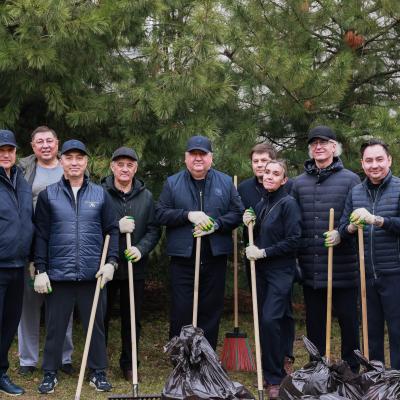 Ректорат КФУ вышел на традиционный весенний субботник