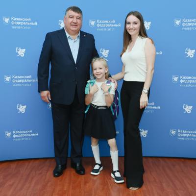 Ректор КФУ вручил будущим первоклассникам школьные наборы и портфели