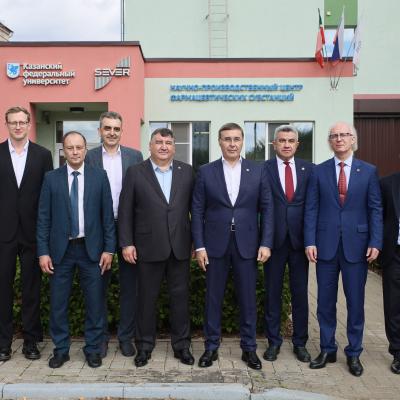 Глава Минобрнауки России Валерий Фальков посетил совместное производство КФУ и ООО «Изварино Фарма»