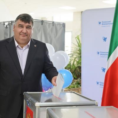 Ректор КФУ принял участие в голосовании на выборах депутатов Государственной Думы Российской Федерации