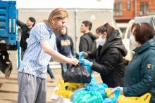Раздача студентам продуктовых наборов